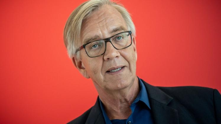 "Kardinalfehler der deutschen Einheit": Dietmar Bartsch, Fraktionsvorsitzender der Partei Die Linke im Bundestag, fordert; die Treuhandpolitik nach der deutschen Vereinigung genauer zu untersuchen. "Kardinalfehler der deutschen Einheit": Dietmar Bartsch, Fraktionsvorsitzender der Partei Die Linke im Bundestag, fordert; die Treuhandpolitik nach der deutschen Vereinigung genauer zu untersuchen.