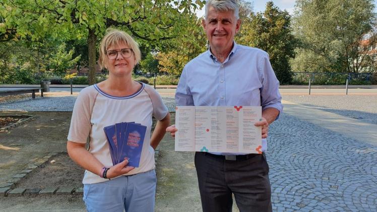 Stefanie Uhlenkamp und Heiner Pahlmann präsentieren den neuen Flyer des Präventionsrates.
