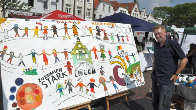 Ein Bild für das Freiwilligenzentrum  - die Konturen hat der Künstler Reiner Bollmer erstellt. Für die Farbe sorgten bei einer Veranstaltung vor fünf Jahren auf dem Marktplatz verschiedene Besucher.