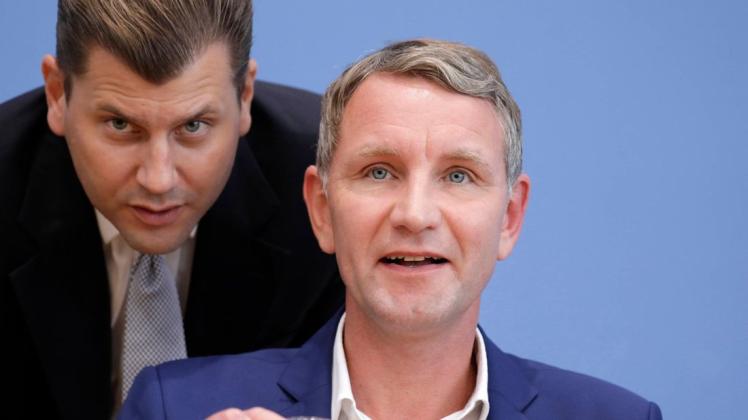 Christian Lüth (von links) 2019 AfD-Fraktionssprecher, im Gespräch mit Björn Höcke, Vorsitzender der AfD-Fraktion im Thüringer Landtag.