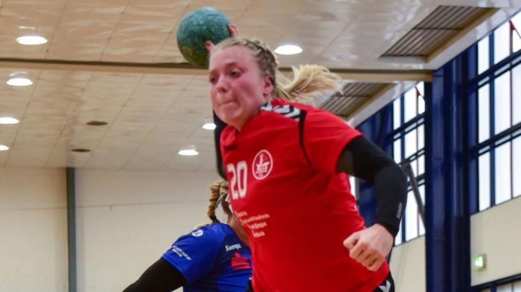 Für die Warnemünder Handball-Frauen tankt sich Katharina Pingel durch. Sie markierte beim 18:16-Erfolg über den Stralsunder HV sechs Treffer.