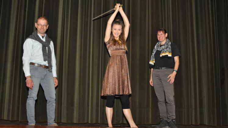 Die neu engagierte Gesa Penthin (m.) muss im „Lied der Nibelungen“ alle Rollen übernehmen. Das Stück wurde gemeinschaftlich von Regisseur Marco Süß, der jungen Schauspielerin und Assistentin Mandy Prinz erarbeitet. Die neu engagierte Gesa Penthin (m.) muss im „Lied der Nibelungen“ alle Rollen übernehmen. Das Stück wurde gemeinschaftlich von Regisseur Marco Süß, der jungen Schauspielerin und Assistentin Mandy Prinz erarbeitet.