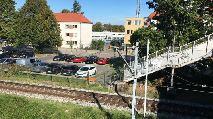 Wenn die Deutsche Bahn die Überführung am S-Bahn-Halt Parkstraße erneuert, könnten darüber nicht nur eine Parkpalette, sondern auch Wohnungen mit Dachterrassen entstehen, so Senator Holger Matthäus (Grüne).