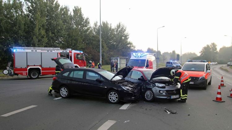 Kollision der beiden Fahrzeuge auf der Kreuzung Gehlsheimer Straße/Hafenallee. Kollision der beiden Fahrzeuge auf der Kreuzung Gehlsheimer Straße/Hafenallee.