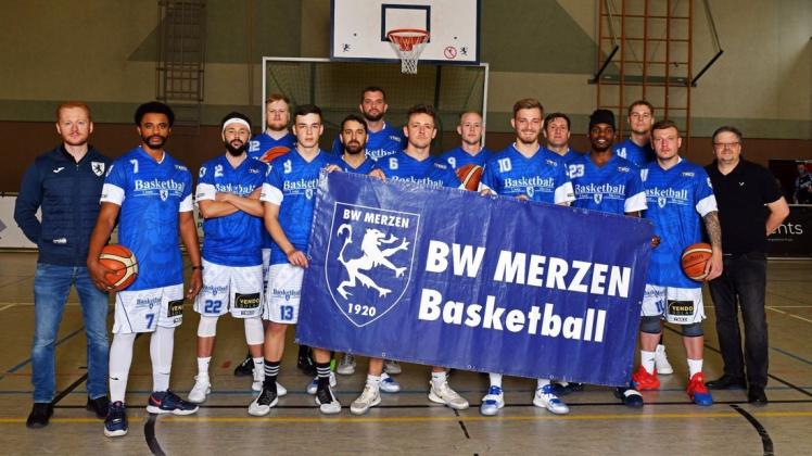 Freuen sich auf die neue Herausforderung in der 2. Regionalliga: Betreuer Bastian Hüllen (von links), Adao Pires N`galala, Romello Steffen, Gianluca Stöver, Karl Howard, Andre Tiefenthaler, Aleksanda "Sasa" Cuic, Johannes Brinkmann, David Arlinghaus, Max Grevemeyer, Stefan Brüggemann, Tyreek Jewell, Marius Ter Heide, Dimtri Kuzin und Trainer Christian Rupp. Freuen sich auf die neue Herausforderung in der 2. Regionalliga: Betreuer Bastian Hüllen (von links), Adao Pires N`galala, Romello Steffen, Gianluca Stöver, Karl Howard, Andre Tiefenthaler, Aleksanda "Sasa" Cuic, Johannes Brinkmann, David Arlinghaus, Max Grevemeyer, Stefan Brüggemann, Tyreek Jewell, Marius Ter Heide, Dimtri Kuzin und Trainer Christian Rupp.