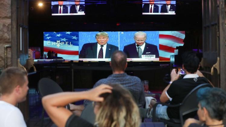 Landesweit verfolgten Millionen Menschen die erste TV-Debatte von US-Präsident Donald Trump und seinem demokratischen Herausforderer Joe Biden wie hier in West Hollywood,Kalifornien.