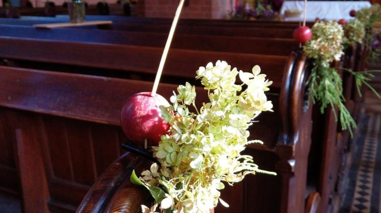 Blumen, Obst, Gemüse - Zum Ausgestalten der St. Georgenkirche werden am Freitag die Erntedankgaben von Spendern angenommen.