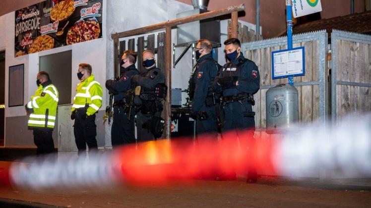 Nach einem Tötungsdelikt in der Stadt Celle hatte die Polizei am Montagabend Anwohner gebeten, in ihren Wohnungen zu bleiben. Nun wird die Rolle der Beamten beleuchtet.