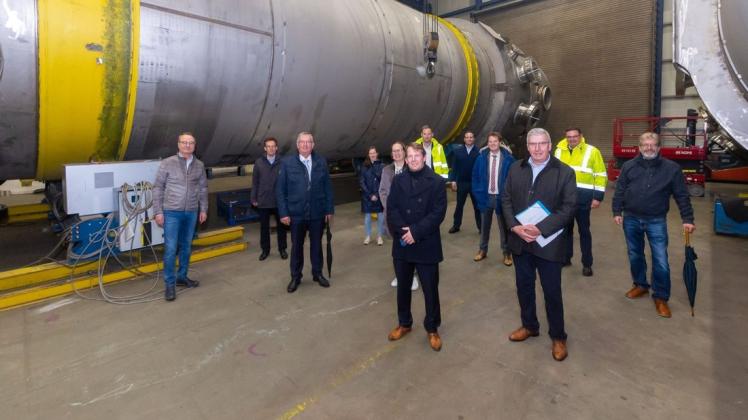 Die Mitglieder des CDU-Arbeitskreises Häfen und Schifffahrt haben mit Vertretern aus Verwaltung und Unternehmen die Firma Barlage am Eurohafen Emsland besucht. Das Foto entstand vor einem rund 30 Meter langen Tank.