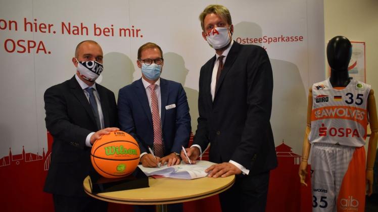 Die Ospa bleibt den Seawolves treu und weitere zwei Jahre bis 2022 Hauptsponsor der Rostocker Basketballer: Vereins-Chef André Jürgens, Sparkassen-Vorstand Karsten Pannwitt und Jens Hakanowitz als Sportlicher Leiter der Wölfe unterschrieben den Vertrag.