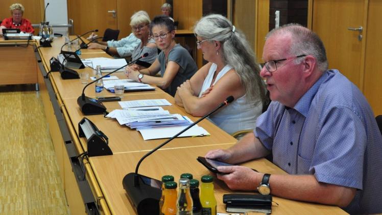 Die Sprecher der wichtigsten Träger der Behindertenarbeit in der Region (v. r nach l.): Hans Hopkes, Ines Mahnke und  Annette Jeske vor dem Kreisausschuss, der von Barbara Borchardt (Die Linke) geleitet wird.