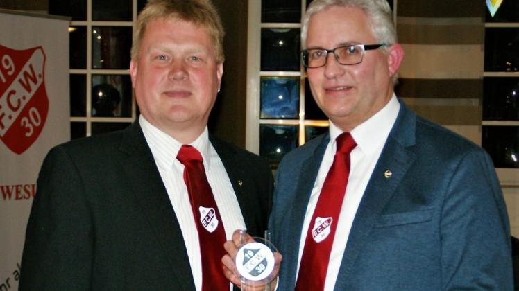 Im vergangenen Jahr wurde Willi Schulte (r.) auf der Mitgliederversammlung vom Vorsitzenden des FC Wesuwe, Ferdi Fenslage, für sein 30-jährige Abteilungsleitung in der Tischtennisabteilung geehrt. Im vergangenen Jahr wurde Willi Schulte (r.) auf der Mitgliederversammlung vom Vorsitzenden des FC Wesuwe, Ferdi Fenslage, für sein 30-jährige Abteilungsleitung in der Tischtennisabteilung geehrt.
