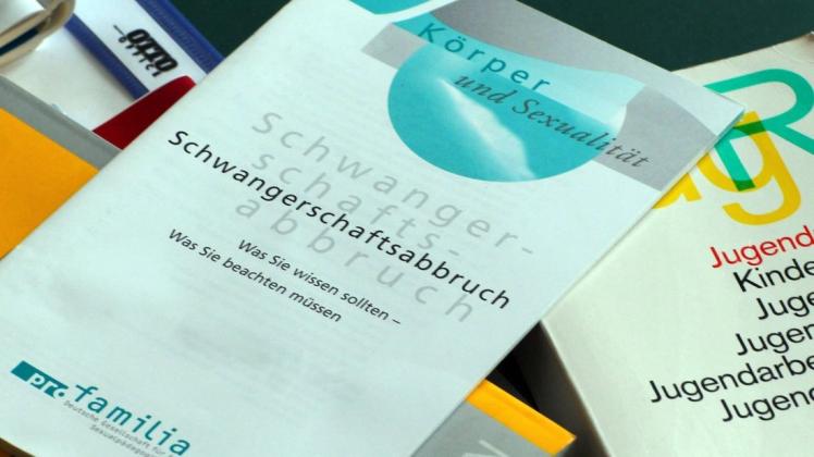 Ärztinnen und Ärzte sollen besser für Beratungsgespräche zum Thema Schwangerschaftsabbruch geschult werden. Ärztinnen und Ärzte sollen besser für Beratungsgespräche zum Thema Schwangerschaftsabbruch geschult werden.