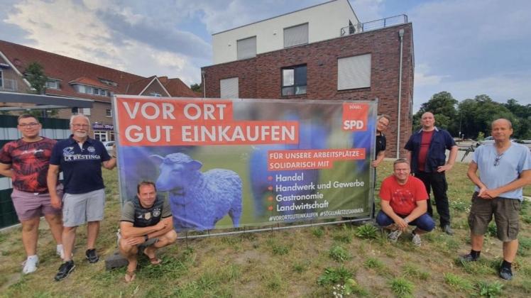 Am sogenannten Schafkreisel stellten einige Mitglieder des SPD-Ortsvereins ein Banner anlässlich der  Kampagne „Vor Ort gut einkaufen“ auf.