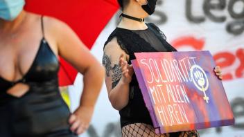 Prostituierte demonstrieren in Stuttgart gegen die Schließung der Bordelle wegen der Corona-Pandemie.
