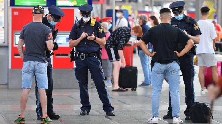 Maskenpflicht: Die Polizei warnt vor selbstausgefüllten Attests, die angeblich vom Tragen eines Mund-Nasen-Schutzes befreien. Maskenpflicht: Die Polizei warnt vor selbstausgefüllten Attests, die angeblich vom Tragen eines Mund-Nasen-Schutzes befreien.