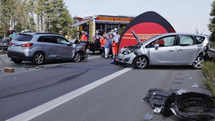 Bei einem Unfall auf der A1 bei Bramsche werden am 16. August fünf Personen verletzt, vier davon schwer,