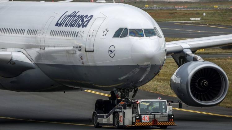 Eine Lufthansa-Maschine am Frankfurter Flughafen. (Symbolbild)