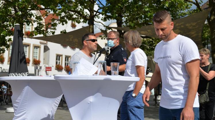 Die Polizei musste einschreiten, als der Internist Dr. Vito Montuori (links) seinem Kollegen Dr. Manfred Dittmar, der für die Initiative "Querdenker" sprach, bei der Demonstration in Lingen widersprechen wollte. Rechts im Bild Versammlungsleiter Thorsten Patzlaff.