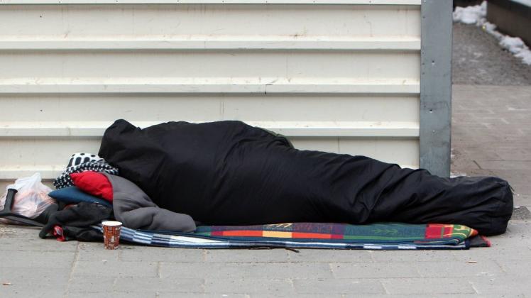 Der Obdachlose wurde im Schlaf überfallen. In seinem Pappbecher befanden sich zehn Euro. (Symbolbild) Der Obdachlose wurde im Schlaf überfallen. In seinem Pappbecher befanden sich zehn Euro. (Symbolbild)