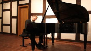 Von einer sensationellen Darbietung sprachen Besucher des Konzertes des Pianisten Hinrich Alpers, der im Bad Essener Schafstall zu Gast war.