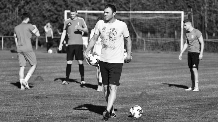 Noch vor wenigen Tagen stand Emil Jula in seiner Funktion als Co-Trainer bei den Übungseinheiten des TuS Bersenbrück auf dem Platz. Noch vor wenigen Tagen stand Emil Jula in seiner Funktion als Co-Trainer bei den Übungseinheiten des TuS Bersenbrück auf dem Platz.