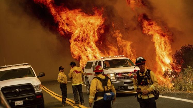 14.000 Feuerwehrleute kämpfen gegen die Flammen.