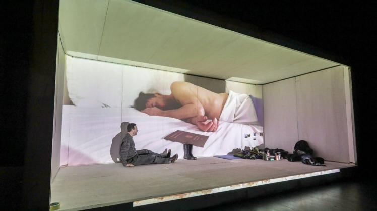 Er sitzt vor den Bildern seiner Erinnerung: Der Schauspieler Thomas Kienast als Joseph Schwarz. Foto: Jörn Martens Er sitzt vor den Bildern seiner Erinnerung: Der Schauspieler Thomas Kienast als Joseph Schwarz. Foto: Jörn Martens