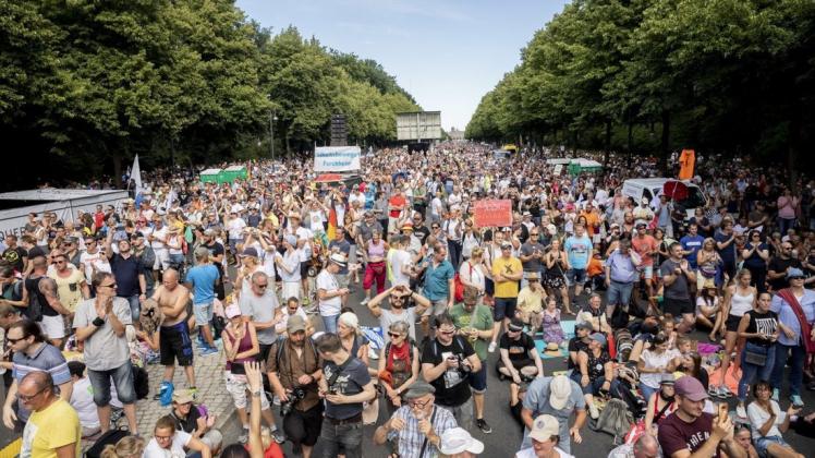 Dicht gedrängt und ohne die Abstandsregeln zu beachten standen Anfang August Tausende bei einer Kundgebung gegen die Corona-Beschränkungen in Berlin zusammen.