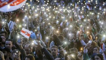 Minsk am Dienstag dieser Woche: Anhänger der Opposition leuchten mit ihren Smartphones, während sie sich auf dem Unabhängigkeitsplatz versammeln.