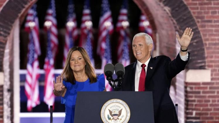 Mike Pence, Vizepräsident der USA, steht mit seiner Frau Karen Pence auf der Bühne im Fort McHenry National während des Parteitages der Republikaner.