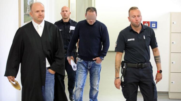 Am 27. August 2020 startete der Prozess gegen den 41-jährigen Christian B. (2. v. r.) wegen versuchten Mordes. Am 27. August 2020 startete der Prozess gegen den 41-jährigen Christian B. (2. v. r.) wegen versuchten Mordes.