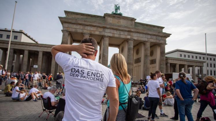 Vor dem Brandenburger Tor haben am Sonntag Menschen gegen die Corona-Maßnahmen der Bundesregierung demonstriert. Darunter erneut Mitglieder der Rechtsextremen-Szene und sogenannte Reichsbürger. Vor dem Brandenburger Tor haben am Sonntag Menschen gegen die Corona-Maßnahmen der Bundesregierung demonstriert. Darunter erneut Mitglieder der Rechtsextremen-Szene und sogenannte Reichsbürger.