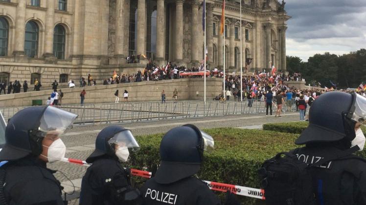 Die Polizei wirkte überrumpelt: Die Teilnehmer einer Kundgebung gegen die Corona-Maßnahmen standen plötzlich auf den Stufen vor dem Reichstag.