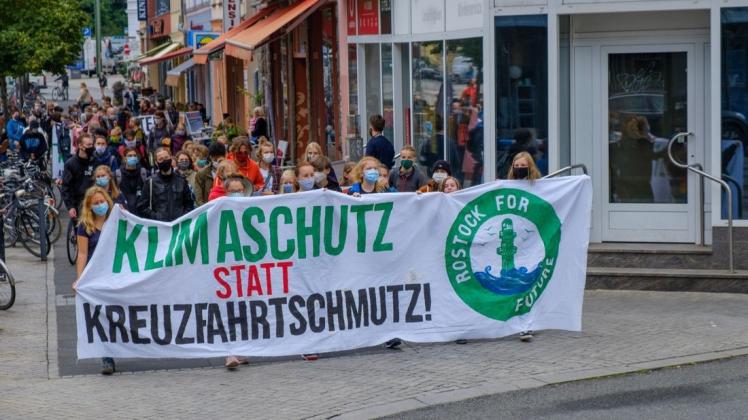 Lautstark zogen die gut 200 Teilnehmer des ersten Rostocker "No-Cruise-Day" über den Doberaner Platz. CDU-Politiker Daniel Peters kritisiert deren Anlegen nun deutlich.