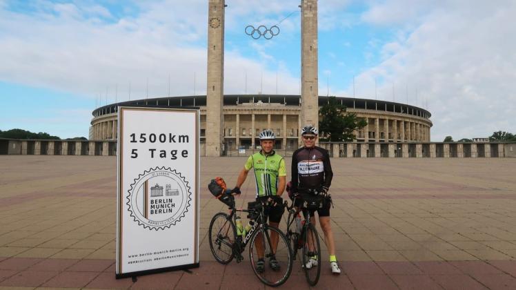 In 128 Stunden von Berlin nach München und zurück: Diese Tour haben Stephan Lünswilken (links) und Hans Bollen aus Werlte erfolgreich in nur 108 Stunden hinter sich gebracht.
