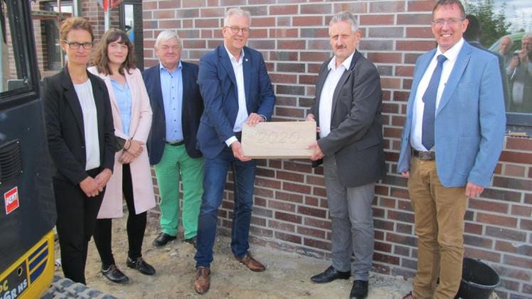 Grundsteinlegung bei der Kita „Hase-Kids“ in Herzlake. Unser Bild zeigt Jutta Bielke (Leiterin für Kitas bei Vitus), Stephanie Meyer, Gerhard Knoll (Vorsitzender Vitus), Michael Korden, Hans Bösken und Dieter Pohlmann (Gemeindedirektor Herzlake). Grundsteinlegung bei der Kita „Hase-Kids“ in Herzlake. Unser Bild zeigt Jutta Bielke (Leiterin für Kitas bei Vitus), Stephanie Meyer, Gerhard Knoll (Vorsitzender Vitus), Michael Korden, Hans Bösken und Dieter Pohlmann (Gemeindedirektor Herzlake).