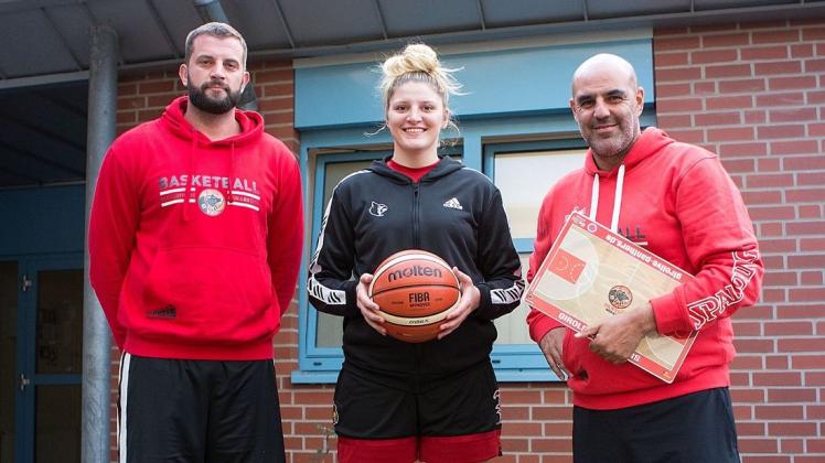 Zum offiziellen Trainingsstart der Girolive-Panthers begrüßte Teammanager Aleksandar Cuic Zugang Samantha Fuehring und den neuen Trainer Marcelo Zubiran (von links). Zum offiziellen Trainingsstart der Girolive-Panthers begrüßte Teammanager Aleksandar Cuic Zugang Samantha Fuehring und den neuen Trainer Marcelo Zubiran (von links).