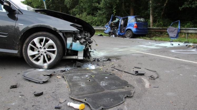 Die Fahrerin der blauen Mercedes A-Klasse starb beim Unfall auf der B 70.