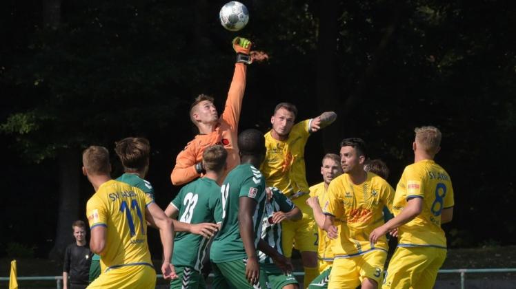Das Auftaktspiel des SV Atlas Delmenhorst (gelbe Trikots) in der Fußball-Regionalliga wird im Public Viewing übertragen.