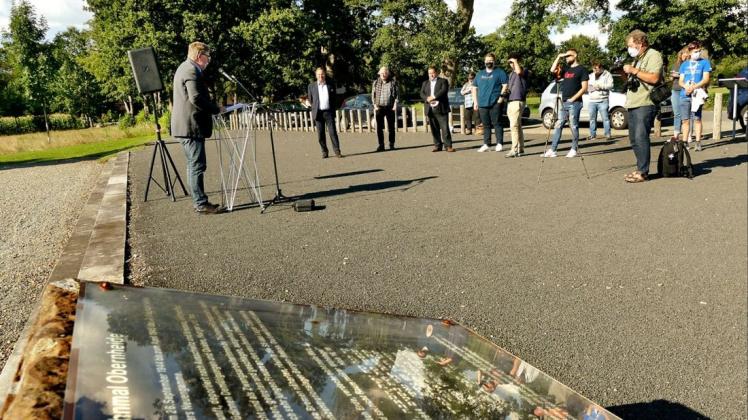 Bei der Gedenkstunde am Mahnmal hat Matthias Müller, Vorsitzender des DGB-Kreisverbandes Diepholz, auch über die Rüstungsindustrie gesprochen. Bei der Gedenkstunde am Mahnmal hat Matthias Müller, Vorsitzender des DGB-Kreisverbandes Diepholz, auch über die Rüstungsindustrie gesprochen.