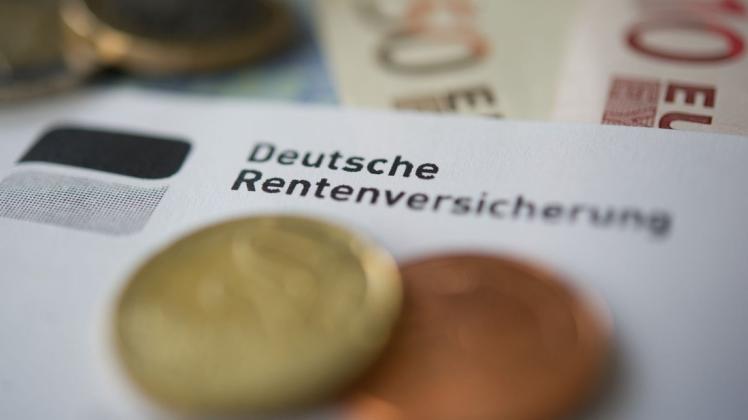 Blick auf einen Bescheid der Deutschen Rentenversicherung. Eine neue Studie vergleicht ihre Leistungsfähigkeit mit der der österreichischen Pensionsversicherung.