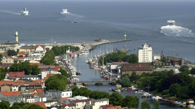 Das Ostseebad Rostock-Warnemünde mit dem Alten Strom (Mitte), der früheren Hafenzufahrt und heutigem Fischerei- und Sportboothafen, fotografiert aus 100 Metern Höhe vom Bockkran der Kvaerner Warnow Werft.