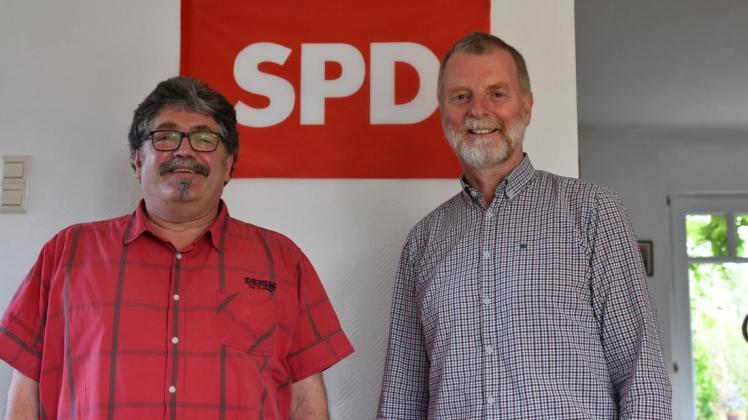 Georg Dirks (links) gilt als Mann des offenen Wortes. Er löste Hugo Kirchhelle (rechts) als Vorsitzender des SPD-Ortsvereins Emsbüren ab.