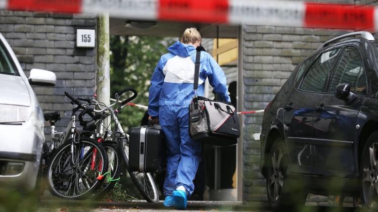 Eine Kriminaltechnikerin der Polizei geht in ein Wohngebäude. Eine 27-jährige Mutter soll in Solingen fünf Kinder umgebracht haben.