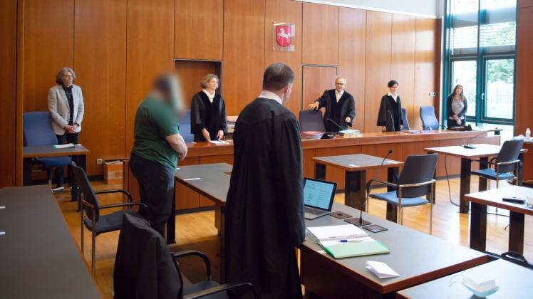 Der Angeklagte (2.v.l.) steht beim Prozessauftakt im Gerichtssaal neben dem Verteidiger Henner Garth (vorne, rechts). Der Mann aus dem Landkreis Northeim ist wegen schweren sexuellen Missbrauchs von Kindern und Jugendlichen sowie wegen Besitzes von kinderpornografischen Schriften angeklagt. Der Angeklagte (2.v.l.) steht beim Prozessauftakt im Gerichtssaal neben dem Verteidiger Henner Garth (vorne, rechts). Der Mann aus dem Landkreis Northeim ist wegen schweren sexuellen Missbrauchs von Kindern und Jugendlichen sowie wegen Besitzes von kinderpornografischen Schriften angeklagt.