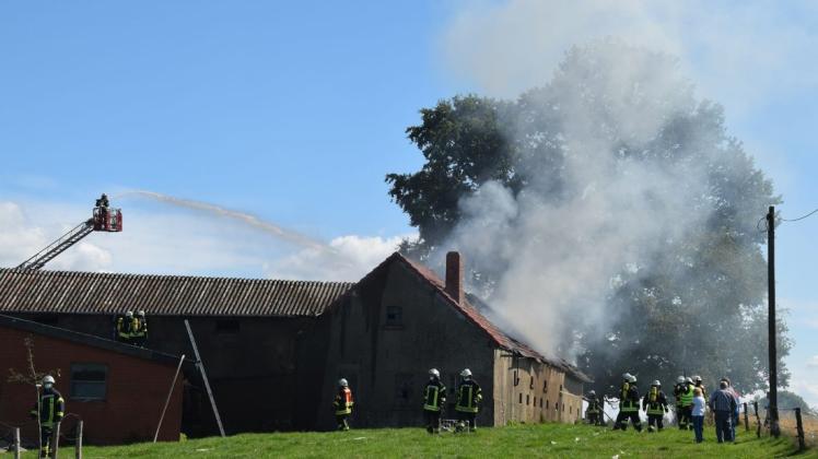 Auf diesem landwirtschaftlichen Anwesen in Handarpe geriet am Mittwochmittag eine Scheune in Brand.