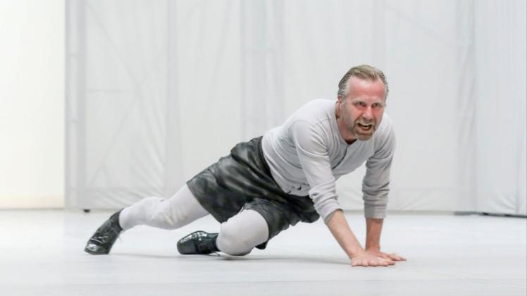 Schlängelt sich über die Bühne: Der Schauspieler Andreas Möckel (im Probnkostüm) spielt den Mephisto  Foto: Jörn Martens