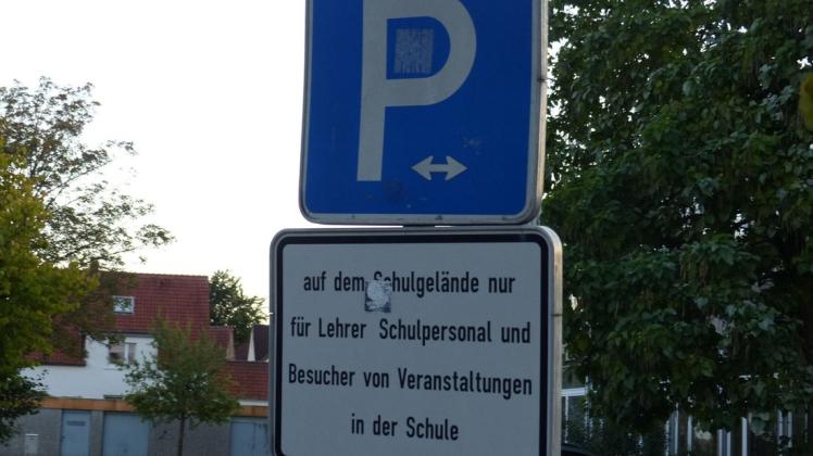 Neue Schilder sollen bald die Parkzeit an der Oberschule Neuenkirchen begrenzen.