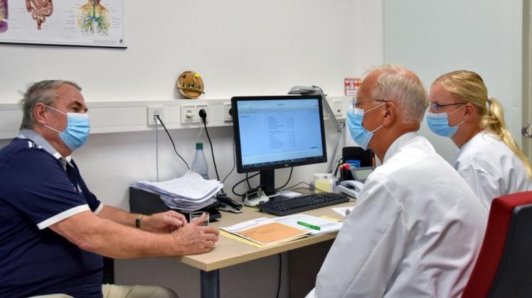 Patient Klaus Groth im Abschiedsgespräch mit Studienarzt Prof. Hermann Dittrich und Fallmanagerin Christin (v.l.n.r.).
Patient Klaus Groth im Abschiedsgespräch mit Studienarzt Prof. Hermann Dittrich und Fallmanagerin Christin (v.l.n.r.).